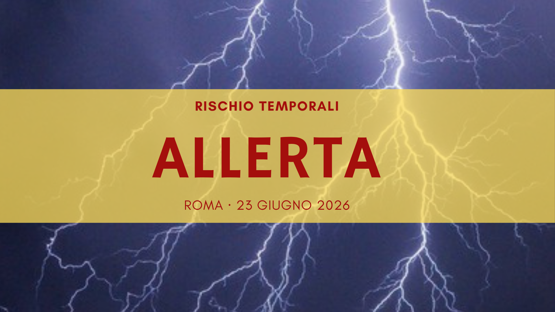 Cielo notturno temporalesco con fulmine su una strada durante allerta meteo gialla a Roma per rischio temporali 23 giugno 2026