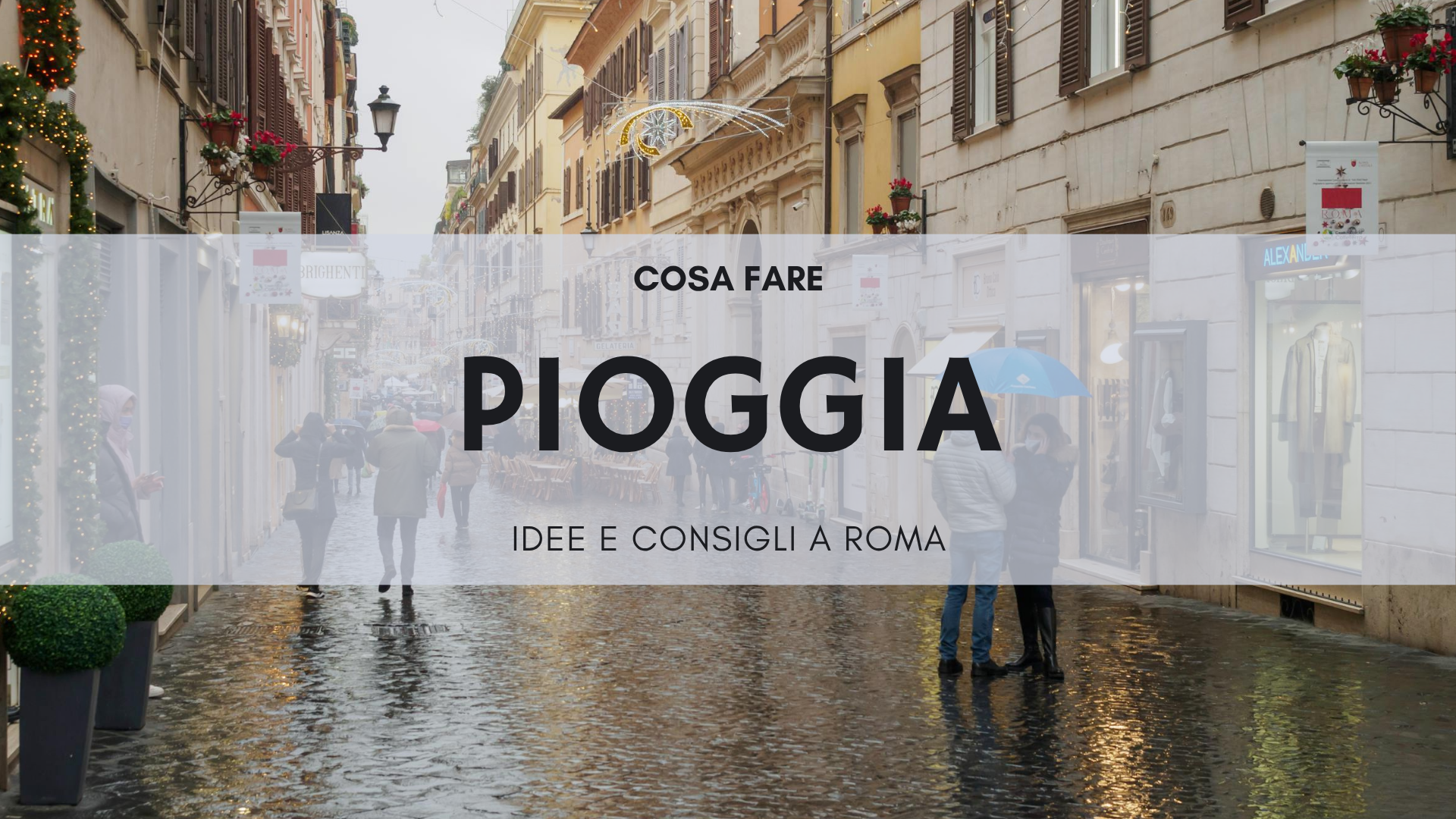 Strada di Roma sotto la pioggia con persone e ombrelli, cosa fare quando piove a Roma
