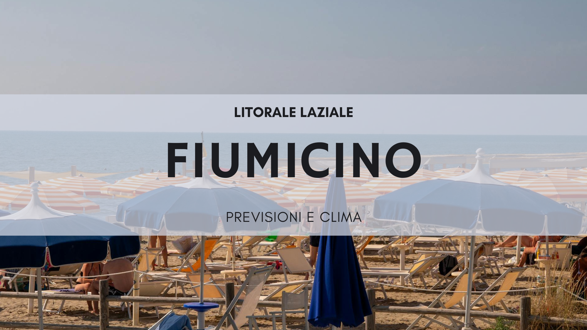 Spiaggia con ombrelloni colorati sul litorale laziale, meteo Fiumicino