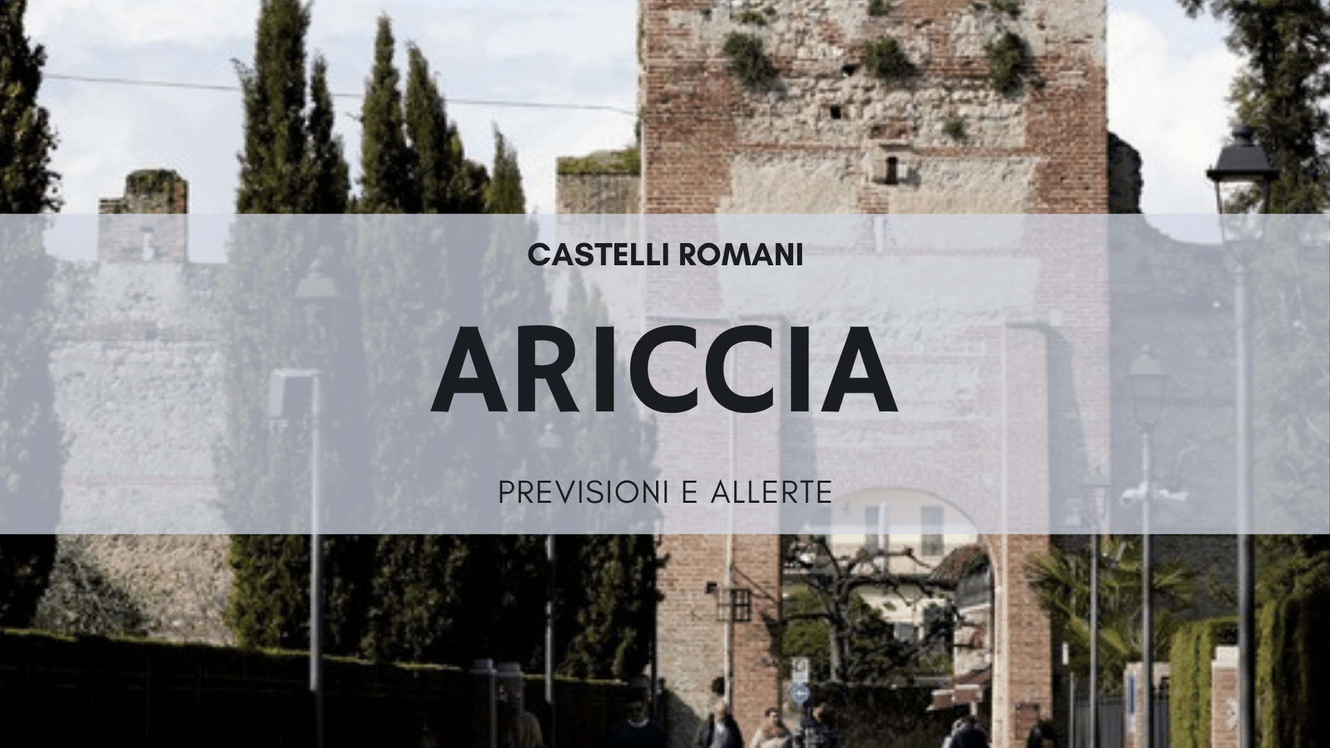 Ingresso del Palazzo Chigi di Ariccia con viale di cipressi nei Castelli Romani, meteo Ariccia