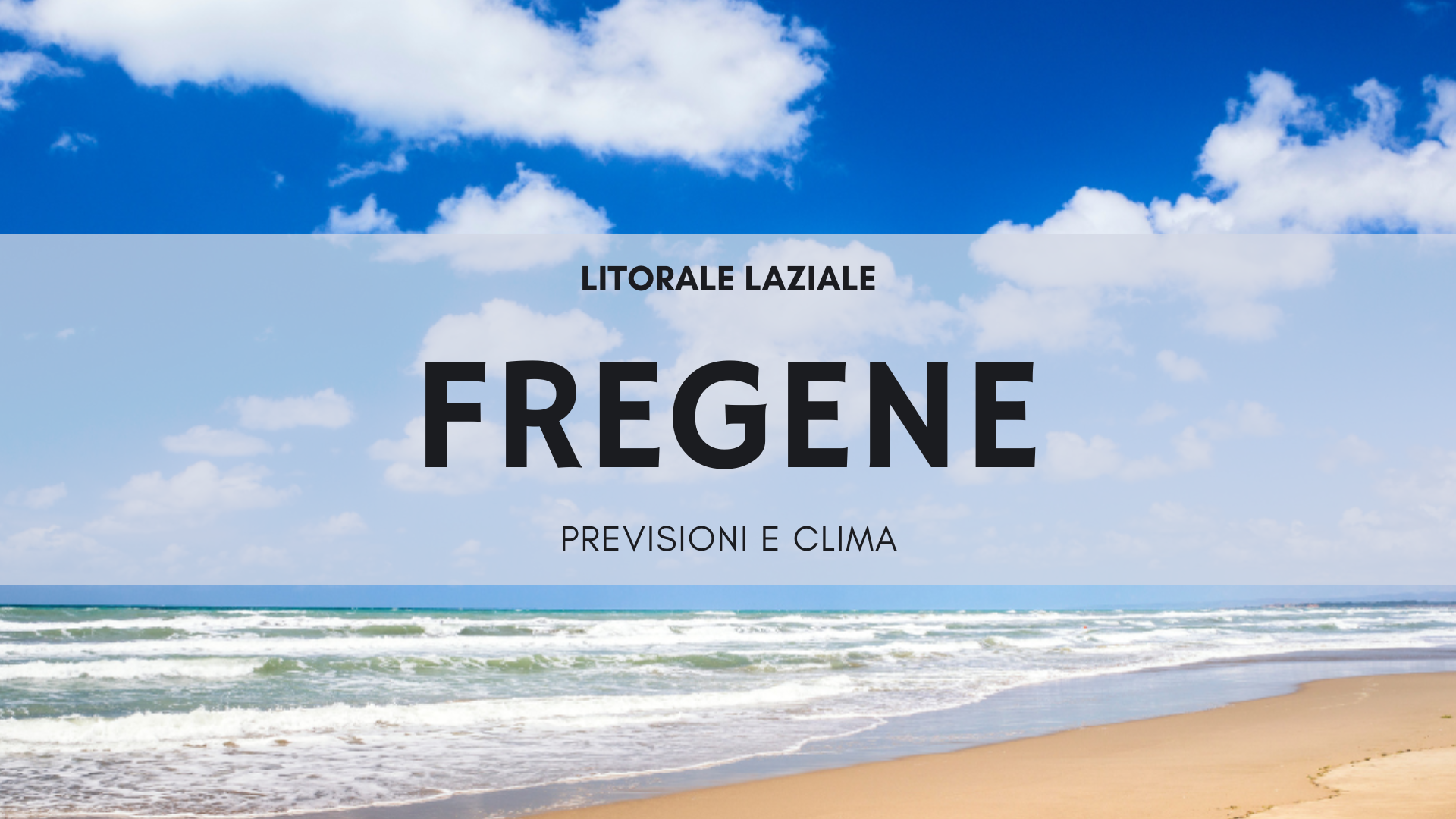 Spiaggia di Fregene sul litorale laziale con il mare Tirreno e la pineta sullo sfondo