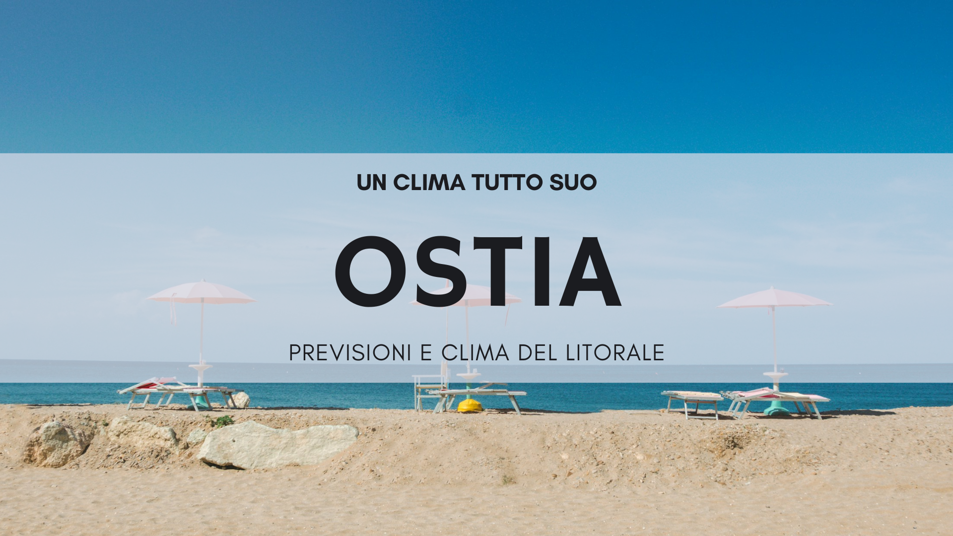 Spiaggia italiana con ombrelloni colorati e mare azzurro, tipica del litorale di Ostia